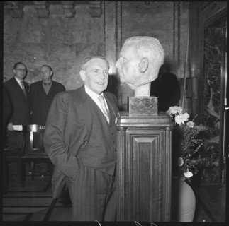 Othmar Schoeck near sculpture, bust.