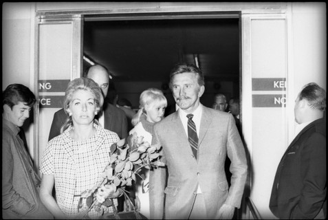 Kirk Douglas with his wife Anne at the airport of Zurich Kloten in 1969.