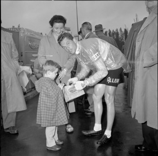 Rolf Graf, signing an autograph, TdS 1957.