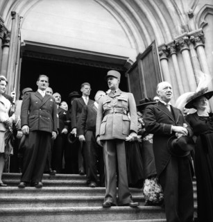 General Charles de Gaulle on the steps of church Notre-Dame in Geneva, 1946 .