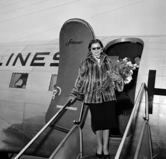 Lys Assia, holding a bouquet.