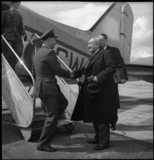 Albert Devv®ze in Geneva, 1950 .