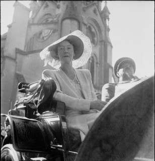 Charlotte and Felix of Luxembourg driving through Berne, 1947.