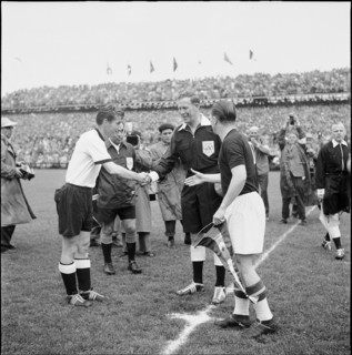 Before football WC 1954: Hand shakes Walter and Puskas.