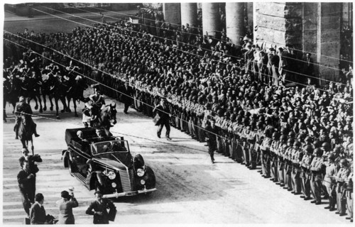 The new sweared in president Luigi Einaudi on the way in the Quirinal.