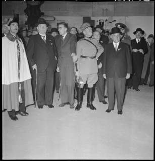 General Henri Guisan visiting the MUBA. 1942