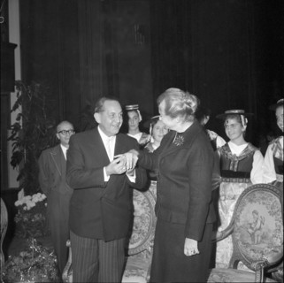 A. Schwengeler presents Marguerite Cavadaski with the Hans Reinhart-Ring, 1961.