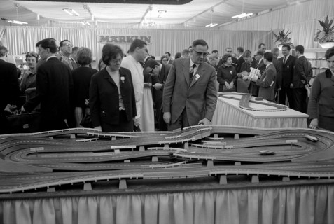 Guests at a Mv§rklin exhibition, 1967 .