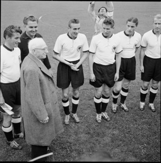 Football WC 1954: Rimet welcomes the German team.