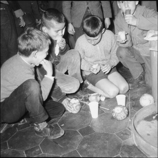 Boys at the Räbeliechtli procession in Wollishofen 1963.