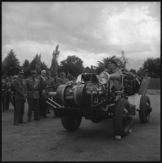King Bhumibol of Thailand (l) visiting soldiers in Thun, 1960 .