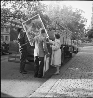 Zurich painters on their way to adjudication of their work 1950.