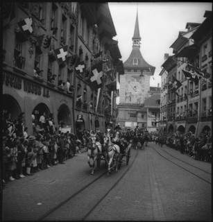 People waiting for Winston Churchill to pass by, Berne 1946