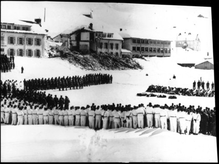 Andermatt, 11 soldiers killed by avalanche, soldiers at farewell ceremony, 1945 .