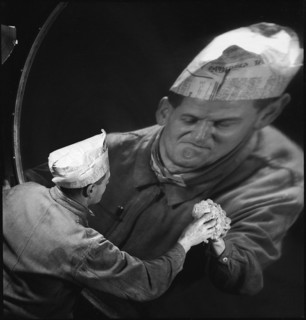 Zurich, burnishing of a reflecting surface, Color-Metall AG, probably around 1942 .