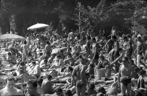 Crowd in the Tiefenbrunnen swimming area, Zurich 1964 .