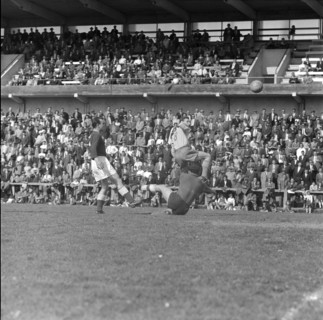Soccer player Kiki Antenen (centre), ca. 1957.
