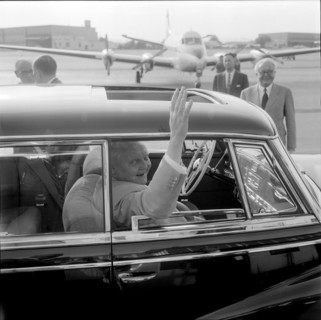 Ludwig Erhard, arrival at Zurich-Kloten airport 1959 .