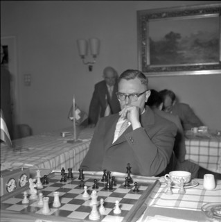 Chess master Max Euwe ca. 1945 .