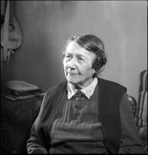Maria La Roche, artist 1940 .