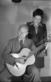Hans Roelli, author and lute player, 1962 .