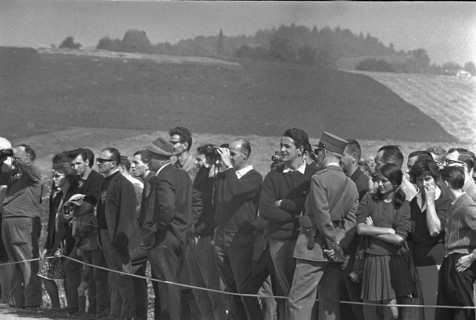Caravelle crash Dürrenäsch 1963: onlookers near the accident scene.