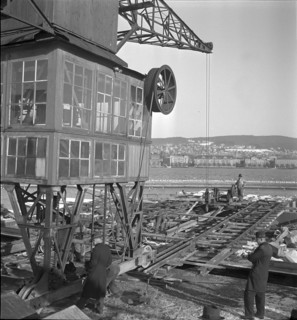 Heavy load of a crane by ship, Zurich 1938