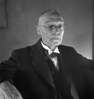 David Estoppey, professor and painter, 1942 .
