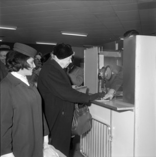 Eleanor Roosevelt at Zurich-Kloten airport 1962 .