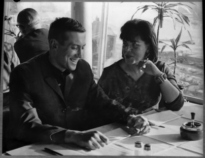 Poet Yevgeny Aleksandrovich Yevtushenko and his wife in Hamburg 1963 .