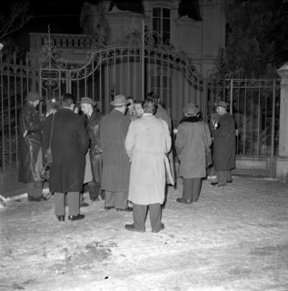 Pressmen waiting, Romanian embassy Berne occupied by four armed Romanians, 1955 .