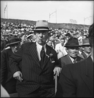 Former wrestling champion Alphons Thurneysen (C), 1943 .