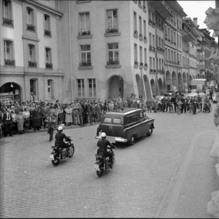 Romanian embassy occupation (1955), trial, onlookers waiting for the arrival of the accused 1956