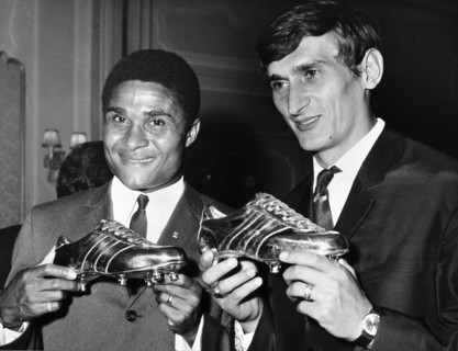 Soccer players Eusebio (gold) and Dunai (silver), best scorers; Paris 1968 .