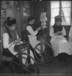 Women from Valais, spinning, around 1950 .