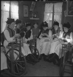 Women from Valais, spinning, around 1950 .