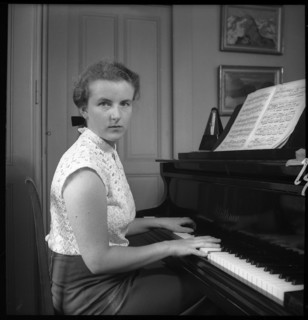 Hedy Salquin, conductor ca. 1955 .