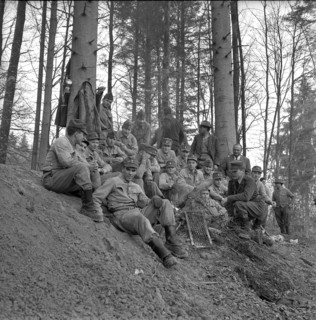 Dog tragedy in a fox-hole near Ammerswil AG, 1962: The recruits.