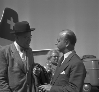 Allen W. Dulles (l) arriving in Zurich-Kloten, 1953