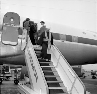 Descending gangway