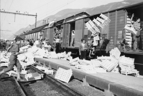 Apricot riots in Saxon: demonstrators build barricades, 1953
