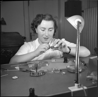 First female master watchmaker in Switzerland: Mrs. Gschwind-Wiedenmann, 1952