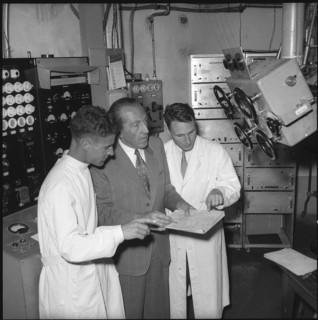 Prof. Paul Scherrer with assistants at the ETH, 1955