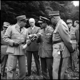 King Bhumibol (c) with Swiss officers, 1960