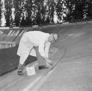Carl Senn painting, marking the red line