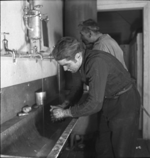 They work in the factory Schroeder where peat soaked in used oil becomes the fuel substitute