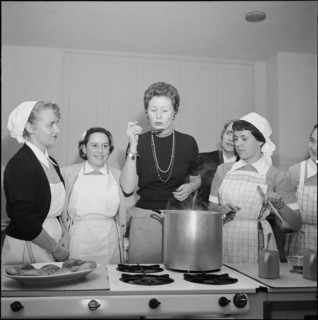 The 'best housewife of America' visits the housekeeping school in Zurich 1954
