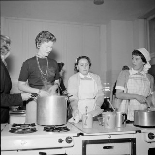 The 'best housewife of America' visits the housekeeping school in Zurich 1954