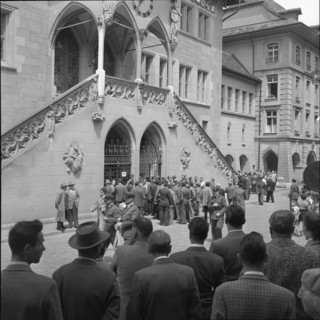 Romanian embassy occupation (1955), trial, onlookers waiting for the arrival of the accused 1956