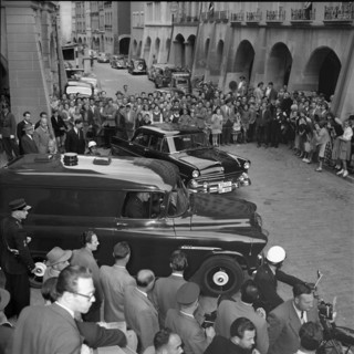 Romanian embassy occupation (1955), trial, onlookers waiting for the arrival of the accused 1956